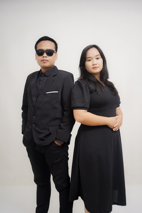 黑色情侣装风格微胖情侣写真摄影图片